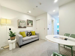 Lush City Escape - Fresh 1B Studio Near Skytower Pool Gym SaunaSauna
